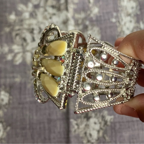 Brand New Costume Jewelry Hinged Cuff Statement Bracelet - Picture 10 of 12